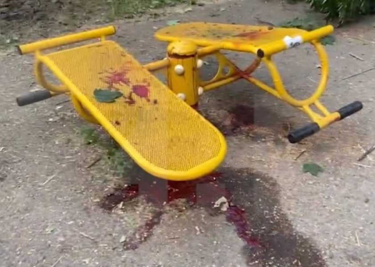 На заглавном фото. Детские качели… Здесь украинские артиллеристы забрали жизнь у троих детей Донбасса