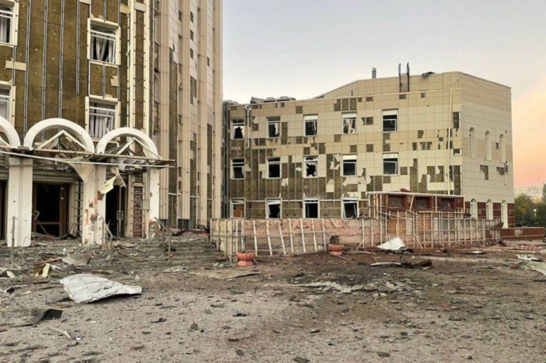 Последствия обстрела ВСУ Энергодара с применением РСЗО HIMARS. С военной точки зрения обстрел зданий городской администрации абсолютно бессмысленный, но это тот случай, когда обстрел несёт «имиджевую» нагрузку – в Киеве получают возможность порадоваться удару по зданию, где работают местные власти, в Вашингтоне – посмотреть на возможности поставленного Украине оружия