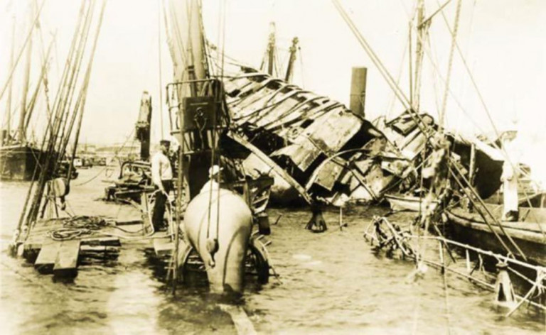 Водолазы ВМС США поднимают со дна обломки крейсера «Мэн»