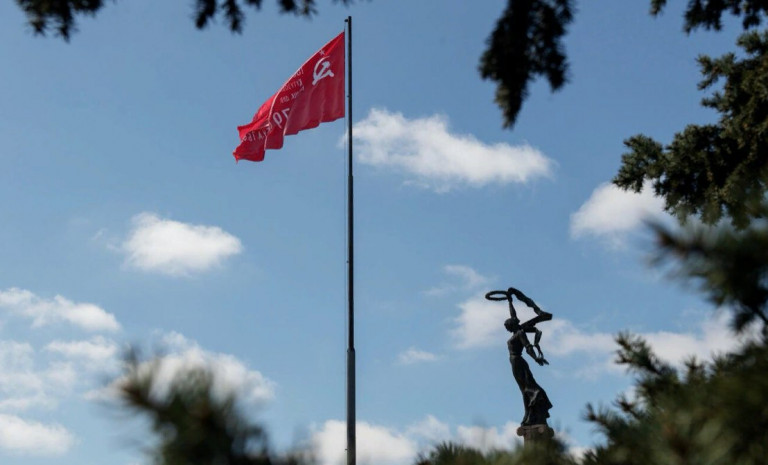 На освобождённых от украинского нацизма территориях реют Знамёна Победы