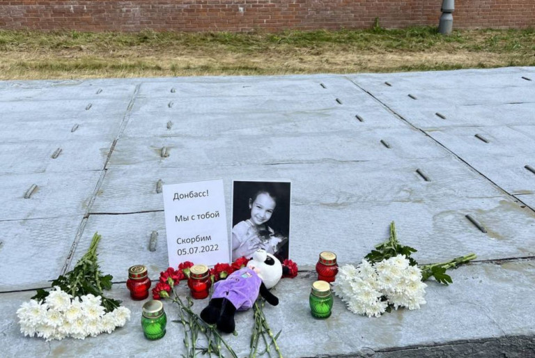 На Площади Донецкой народной республики, рядом с посольством США, появился стихийный мемориал в память о 10-летней Веронике Бадиной, погибшей при обстреле Донецка укронацистами, пишет Телеграм-канал Военкор Котенок