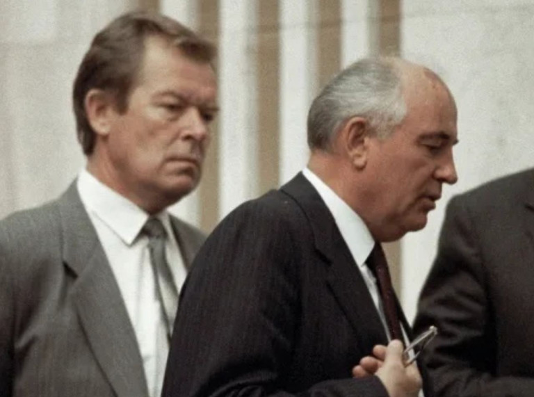 Горбачёв и Бакатин в 1991 году уничтожили КГБ. Разумеется, не без поддержки Верховного Совета СССР, утвердившего назначение Бакатина, и Госсовета СССР, разделившего КГБ