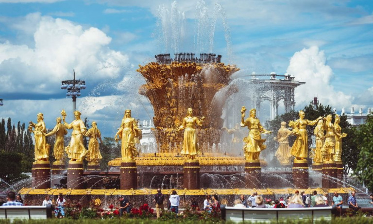 Фонтан «Дружба народов» на ВДНХ в Москве, где представлены Латвия, Литва и Эстония – республики СССР