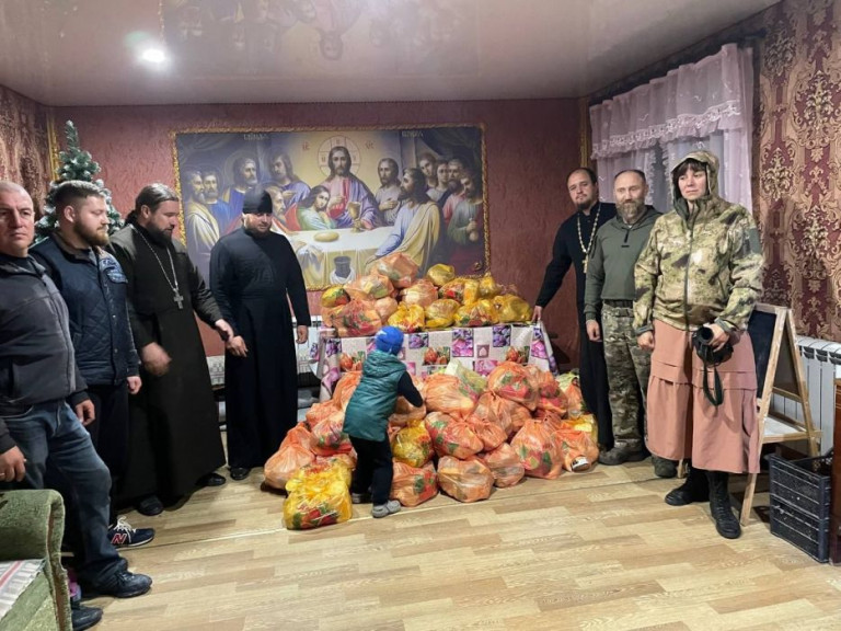 Для жителей сёл Смирново, Алексеевка, Титово, Гуманитарный центр Крымской Митрополии доставил гуманитарный груз, куда вошли продукты питания и школьные принадлежности, пишет Телеграм-канал Южный плацдарм