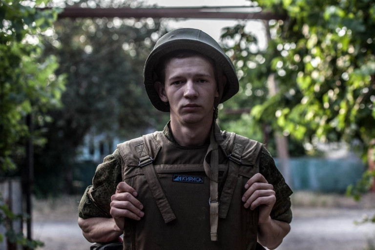 На заглавном фото: Я в своей жизни встречал много отчаянно смелых и мужественных людей, по-хорошему бесшабашных и всем сердцем любящих свою Родину, готовых отдать за это жизнь и здоровье. Но, пожалуй, Жора Медведев стоит в моем списке особняком. Он влюблён в Горловку и в её ни в чем неповторимых людей, наверное, таких же отчаянных и мужественных, как и он сам. Он везде первый – там, где беда, там, где больно и смертельно опасно, старается помочь и уберечь, предостерегая от опасности.