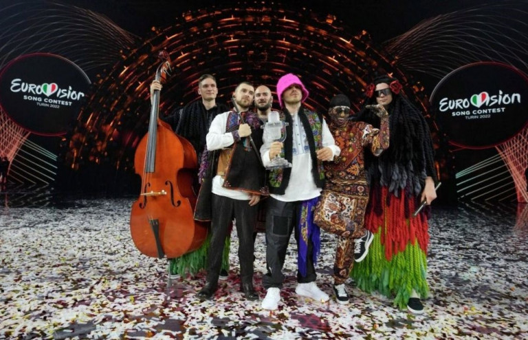 На заглавном фото: А чего эти здоровяки не в Авдеевке?