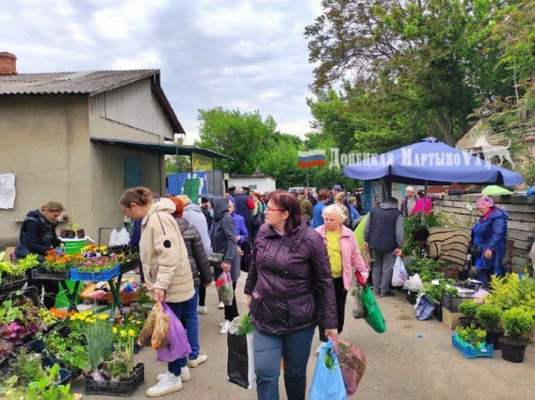 На заглавном фото: Мариуполь возвращается к жизни, городской рынок