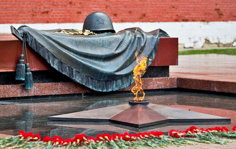 Заглавная иллюстрация: Вечный огонь у могилы Неизвестного солдата в Москве. Без подписи (пояснение есть в тексте статьи) 