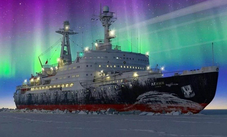 Первый в мире атомный ледокол «Ленин» полярной ночью во льдах.