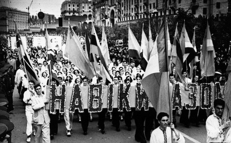 Заглавная иллюстрация: До захвата Киева необандеровцами по Крещатику проходили иные народные шествия, притом гораздо более многолюдные. 