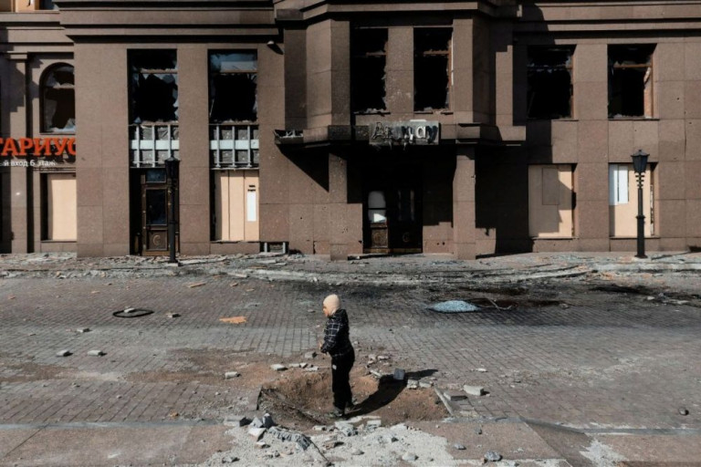 На Шахтёрской площади мальчик играет в воронке от попадания украинского снаряда, автор – Денис Григорюк, Донецк