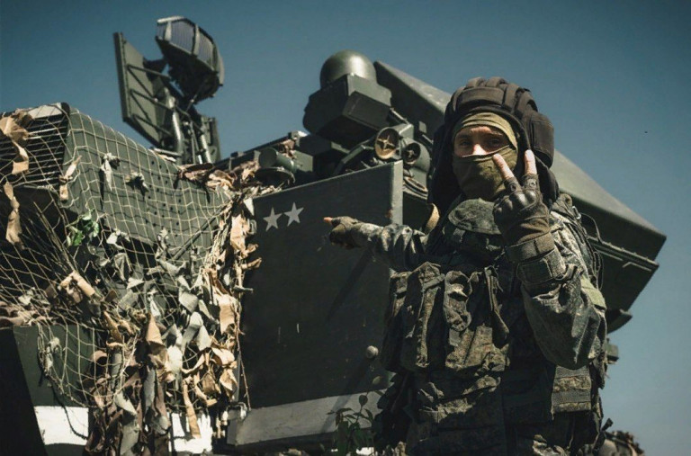 Надёжность одного из российских зенитных ракетных комплексов «Тор-М2» на Луганском направлении решили проверить два вертолёта противника. Командир расчёта показывает количество уничтоженных объектов авиации. Всего на счету расчета более сотни сбитых летательных аппаратов. Источник – МО РФ