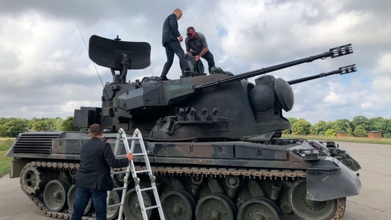 Шольц взобрался на «Гепард» во время встречи с военнослужащими ВСУ.