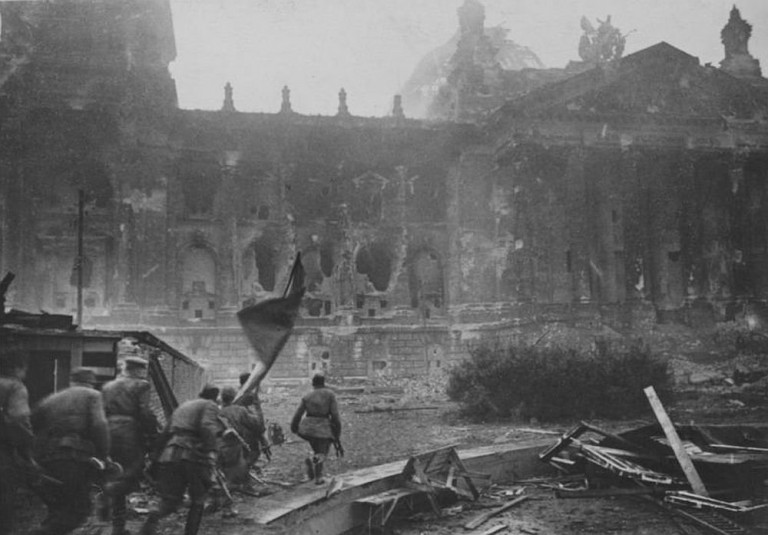 На заглавном фото: Советские штурмовики с красным знаменем движутся к Рейхстагу. Фото: waralbum.ru.