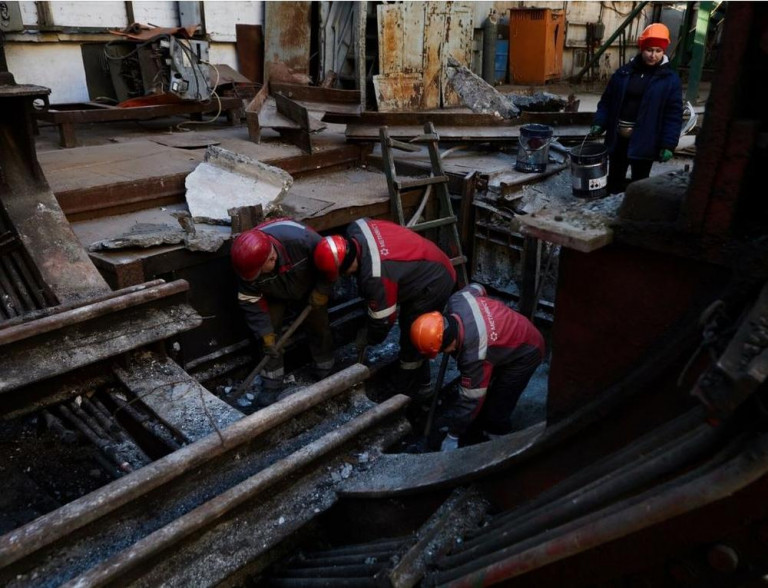 Заглавное фото: Восстановление заводских цехов идёт без выходных