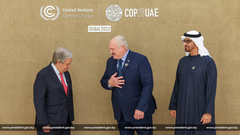 На заглавном фото: Лукашенко настолько «изолирован», что фотографируется с генсеком ООН Антонио Гутерришем и президентом ОАЭ Мухаммадом ибн Заид Аль Нахайяном. Источник: presidnet.gov.by