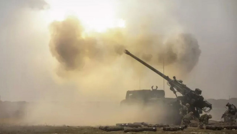 Французская гаубица Caesar обстреливает город