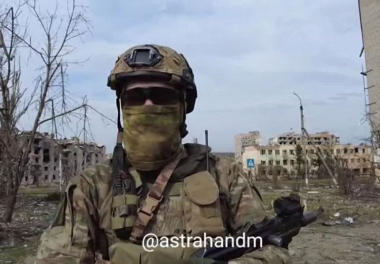 Штурмовик ЧВК «Вагнер» в Артёмовске, автор – военкор Дмитрий Астрахань