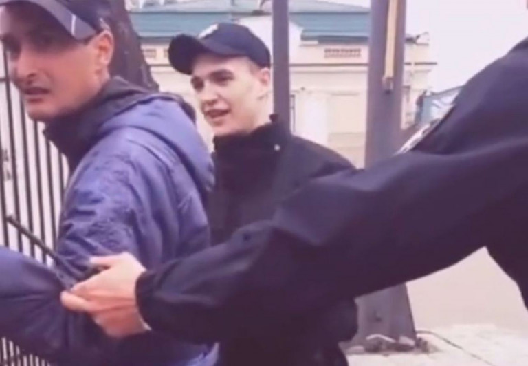 На заглавном фото: Картина, ставшая на Украине привычной – полицейские тянут отчаянно упирающегося гражданина в военкомат