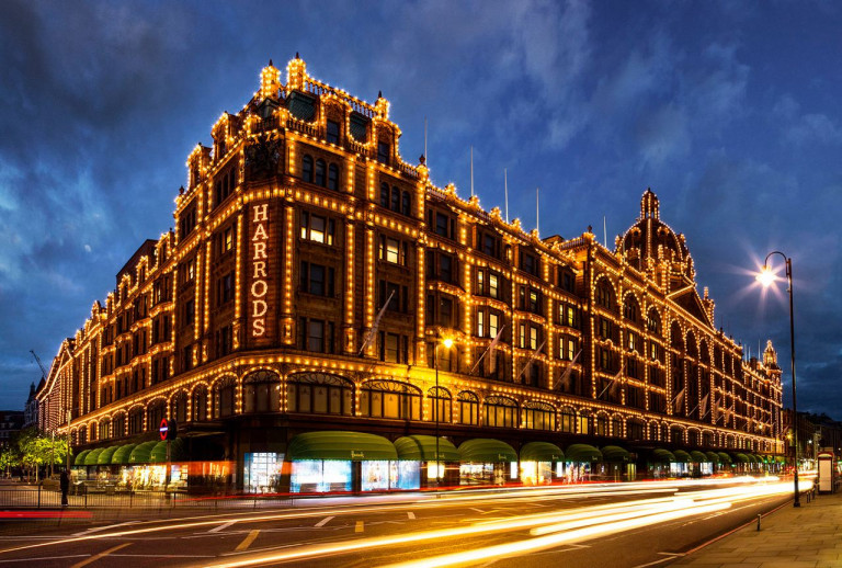 На фото: Українських біженців можна зустріти у лондонському універмазі Harrods, дехто навіть купує там речі, не дивлячись на захмарниі ціни