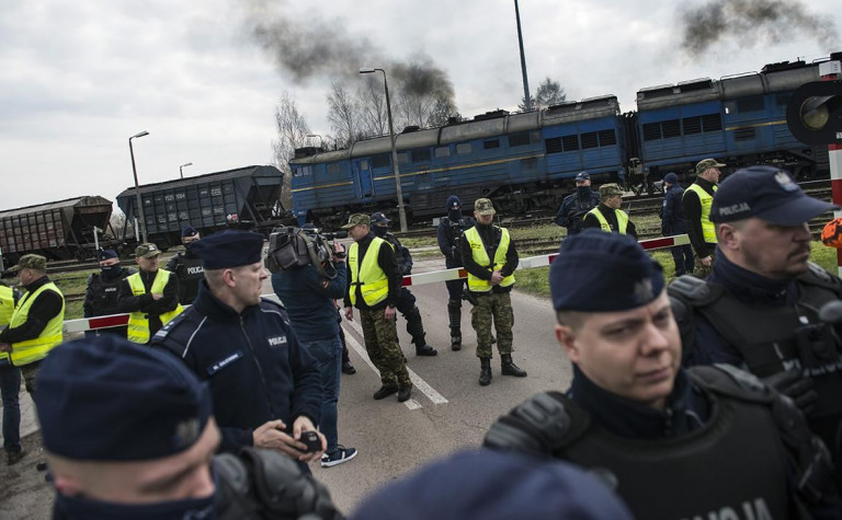 На заглавном фото: Полиция Польши вынуждена охранять составы с украинским зерном от возмущённых местных фермеров
