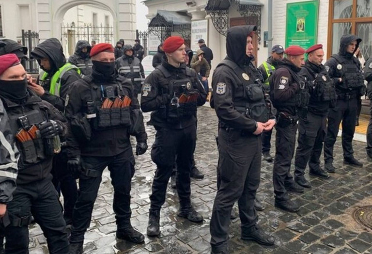 На фото: Влада «віджимає» у УПЦ Києво-Печерську лавру