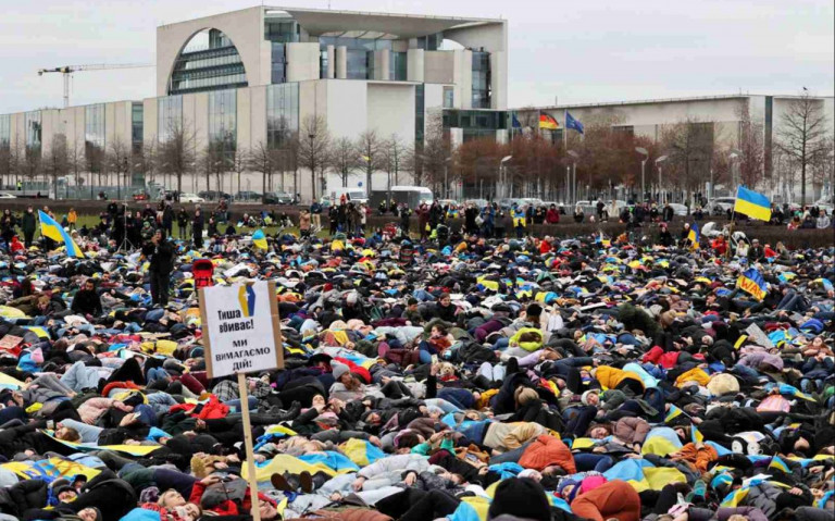 На фото: Берлін, одна з чергових акцій українців, які вимагають постачати Україні зброю, тобто продовжувати війну