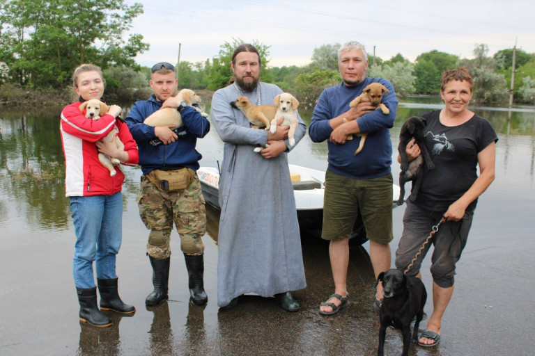 На заглавном фото: По благословению Главы Крымской митрополии, Высокопреосвященнейшего митрополита Симферопольского и Крымского Лазаря Специальный гуманитарный центр Крымской митрополии принял участие в эвакуационных работах в районе Алешек, затопленных в результате подрыва дамбы Каховской ГЭС
