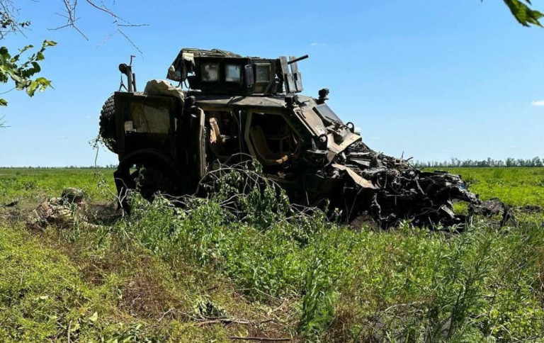 На заглавном фото: Бойцы 37-й бригады из Кяхты сожгли американский Oshkosh M-ATV и разбили морпехов ВСУ на Времевском выступе