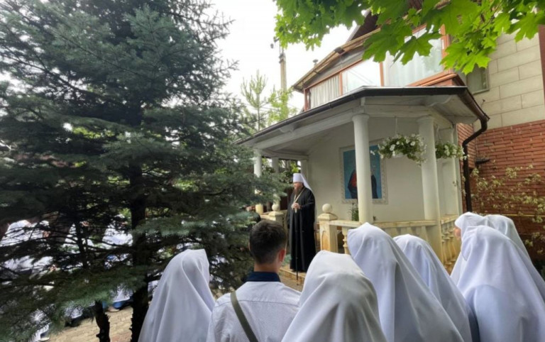 На світлині: Черкаські сестри милосердя відвідали митрополита Феодосія, який перебуває під арештом за відстоювання православʼя