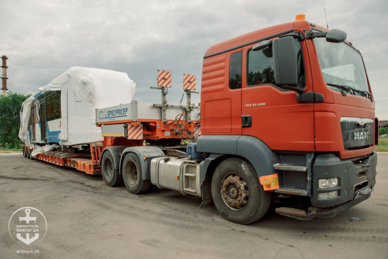 На заглавном фото: Новый трамвайный вагон приехал в Мариуполь из Нижнего Новгорода, пишет Телеграм-канал Мариуполь Навсегда.  Он прошел полную модернизацию. Сразу после наладки вагон выйдёт на линию.   В ближайшее время в Мариуполе и Донецке появятся ремонтные базы, которые смогут проводить