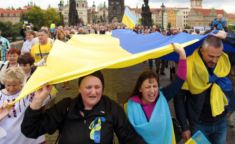 На світлині: Час на ходіння з прапорами у українців у Чехії є, особливо, якщо утримують біженців чехи