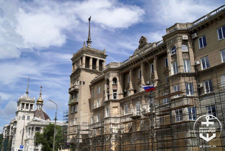 На заглавном фото: Ремонт фасадов домов со шпилями в Мариуполе.  Жилые дома со шпилями были построены в 1953 году по проекту архитектора Льва Яновицкого. Здания выполнены в классических традициях архитектуры 50-х годов ХХ века и содержат характерные тому периоду элементы: утяжеленный рустованный цоколь, балюстрады, лепнину и многое другое, пишет Телеграм-канал Мариуполь навсегда