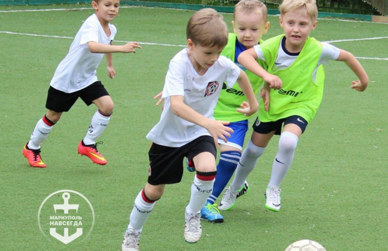 На заглавном фото: Недавно создали городскую Федерацию Футбола, проработали перспективы развития футбола в городе. Сейчас формируется техническая база для полноценного воспитания подрастающего поколения мариупольских футболистов, пишет Телеграм-канал Мариуполь Навсегда
