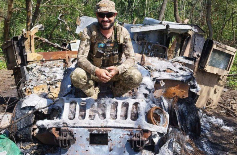 На заглавном фото: Ещё один уничтоженный на Донецком направлении украинский бронеавтомобиль HMMWV американского производства, пишет Телеграм-канал Dambiev