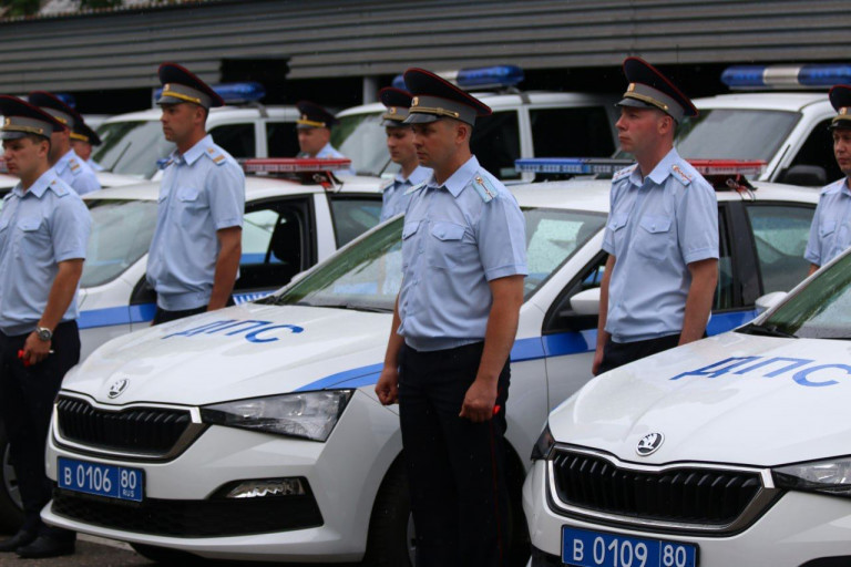 Сотрудники полиции ДНР получили около 40 новых автомобилей. В этом году это первая партия, в ближайшее время в подразделения Министерства внутренних дел поступят ещё более 500 единиц служебного транспорта.