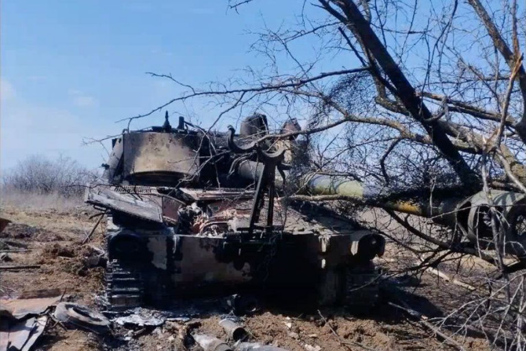 На заглавном фото: Уничтоженная в зоне проведения СВО  155-мм самоходная гаубица M109A3GN  украинской армии, – Телеграм-канал Dambiev