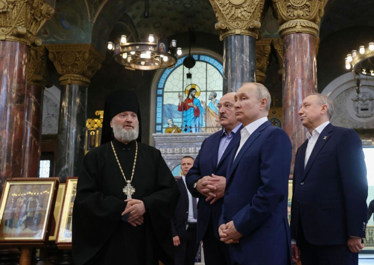 На заглавном фото: Президент России Владимир Путин и лидер Белоруссии Александр Лукашенко побывали в Ставропигиальном Никольском морском Соборе в Кронштадте. 22-23 июля Александр Лукашенко совершил визит в РФ, где провёл переговоры с Владимиром Путиным