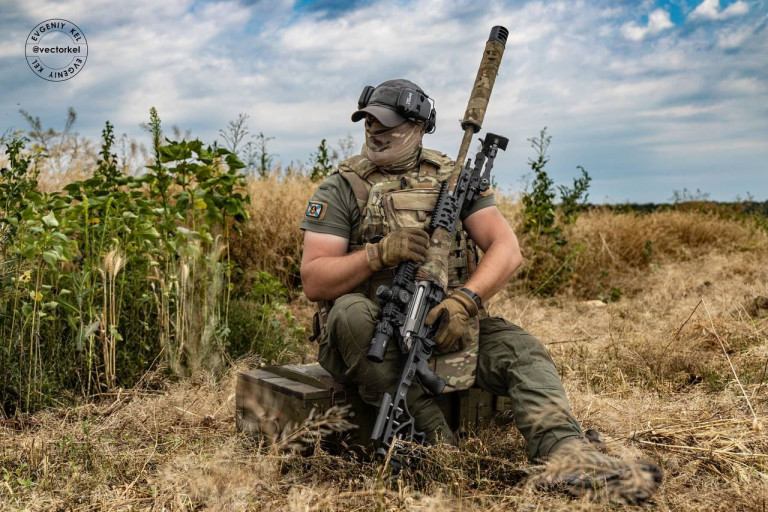 Заглавное фото – Снайпер 155-ой бригады морской пехоты Тихоокеанского флота в зоне проведения СВО