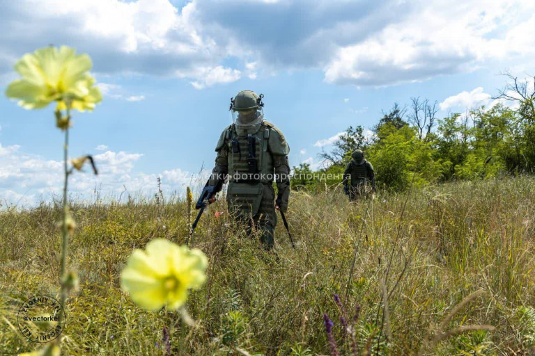 Заглавное фото – Сводный отряд инженерных войск во время разминирования в зоне СВО.