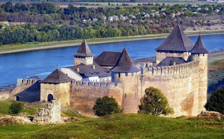На заглавном фото: Хотинская крепость сдалась сразу после Ставучанского разгрома турок