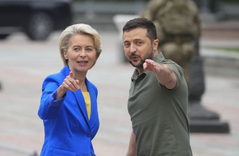 На заглавном фото: В пропасть – это туда…