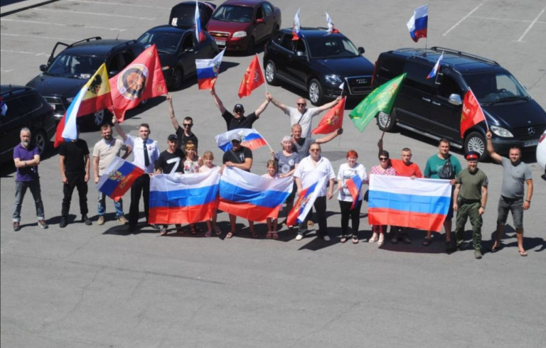 На заглавном фото: Участники автопробега в российском Мелитополе