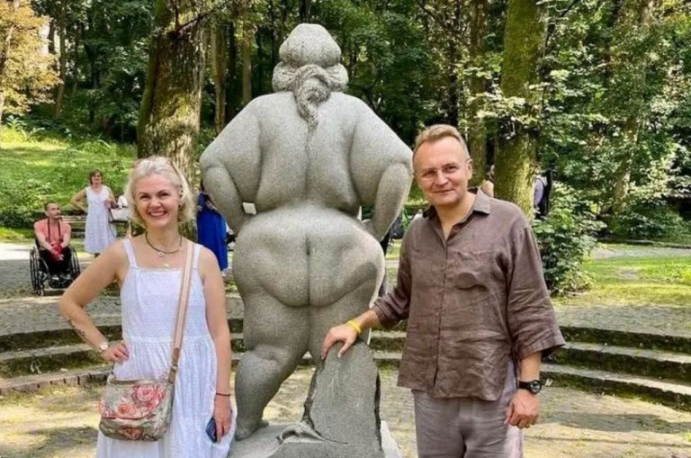 На заглавном фото: Лицо культуры украинства – градоначальник Львова с супругой на фоне этого самого «лица»