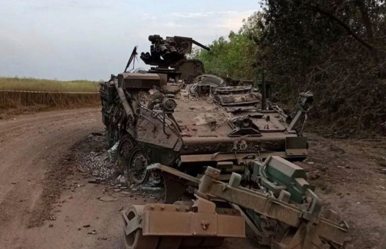 На заглавном фото: Уничтоженный на Запорожском направлении украинский БТР M1132 Stryker ESV (Engineer Support Vehicle) ВСУ с тралом LWMR (Light Weight Mine Roller), переданный в качестве военной помощи из США, пишет Телеграм-канал Dambiev