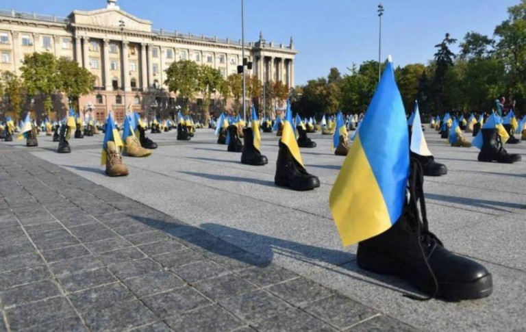 На заглавном фото: Николаев, акция, посвящённая угробленным Зеленским военнослужащим ВСУ