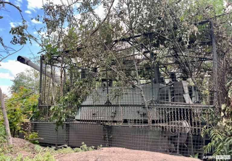 На заглавном фото: Боязнь дронов «Ланцет» заставляет артиллеристов ВСУ сооружать все более монструозные сооружения спорной эффективности и удобности для экипажа, да такие, что танковые «мангалы» рядом не стояли. На фото – 155-мм самоходная гаубица семейства M109, пишет Телеграм-канал Оборонка