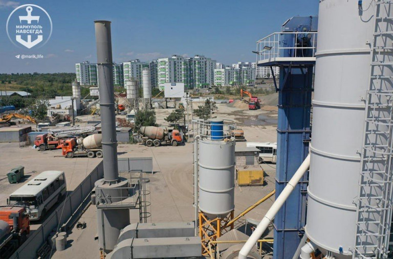 На заглавном фото: В Мариуполе сейчаса работает 4 модульных бетонных завода.  Каждый выдаёт по 500 м³ бетона в сутки, всего – 2000 м³. Заводы рассчитаны на круглогодичное использование. Они одинаково эффективны при температуре от -30 до +40°C. Сырье для производства поступает из карьеров, пишет Телеграм-канал Мариуполь Навсегда.
