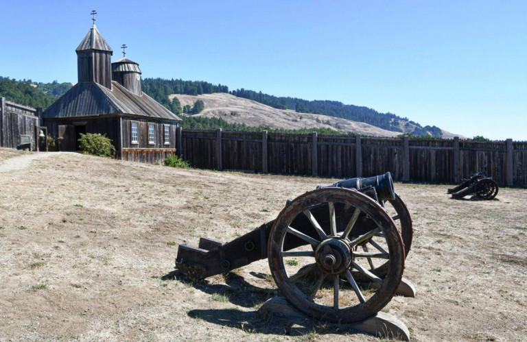 На заглавном фото – Форт-Росс, РИА Новости