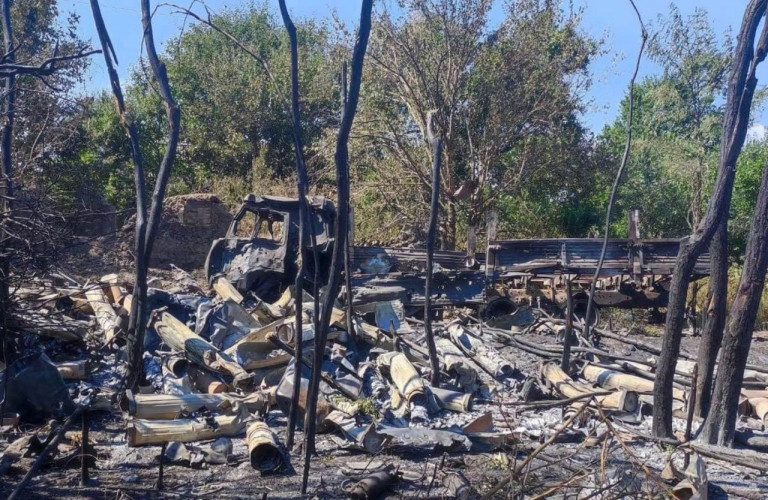 На заглавном фото: Уничтоженная на Запорожском направлении колонна украинской автомобильной техники подвоза боеприпасов, август 2023 года – пишет Уголок Ситха